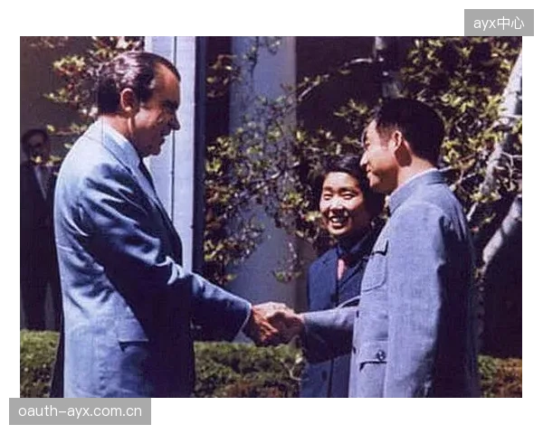 庄则栋与美国运动员的友好互动，促成了震惊世界的“乒乓外交”。